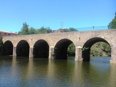 Puente con río